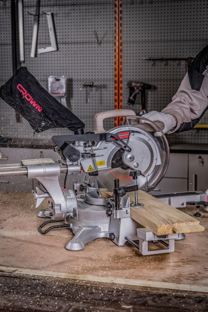 Пила торцовочная CROWN CT15233P
