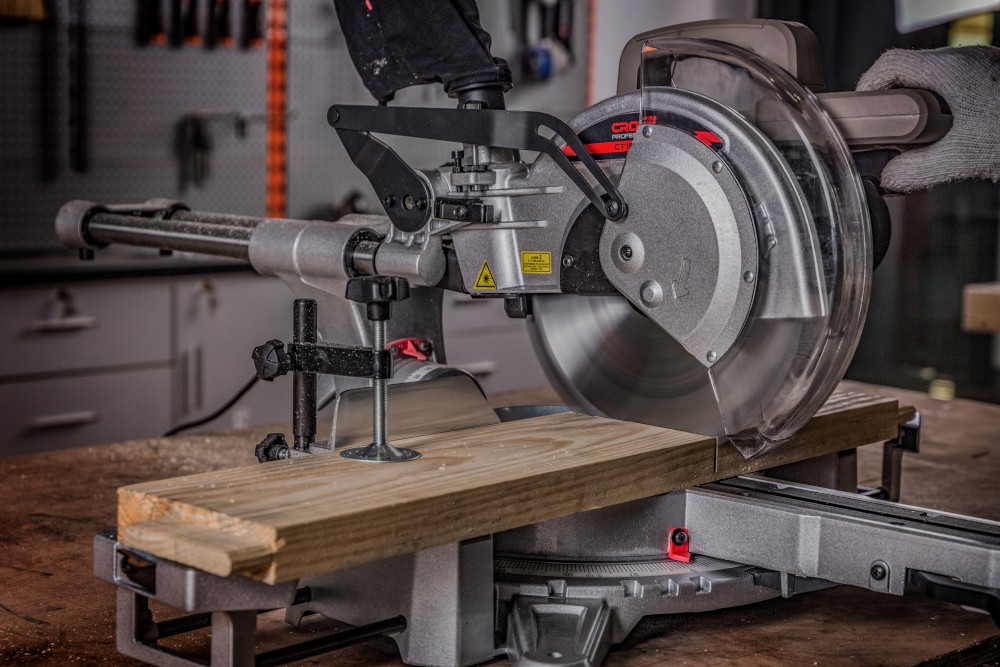 Пила торцовочная CROWN CT15233P